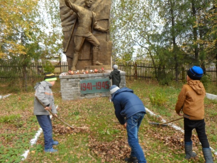 субботник у памятника ВОВ